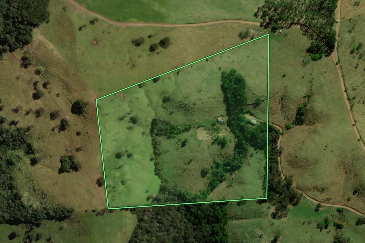 Imagem de satélite do imóvel rural em Laranjal (PR), com o contorno declarado no CAR desenhado por cima.