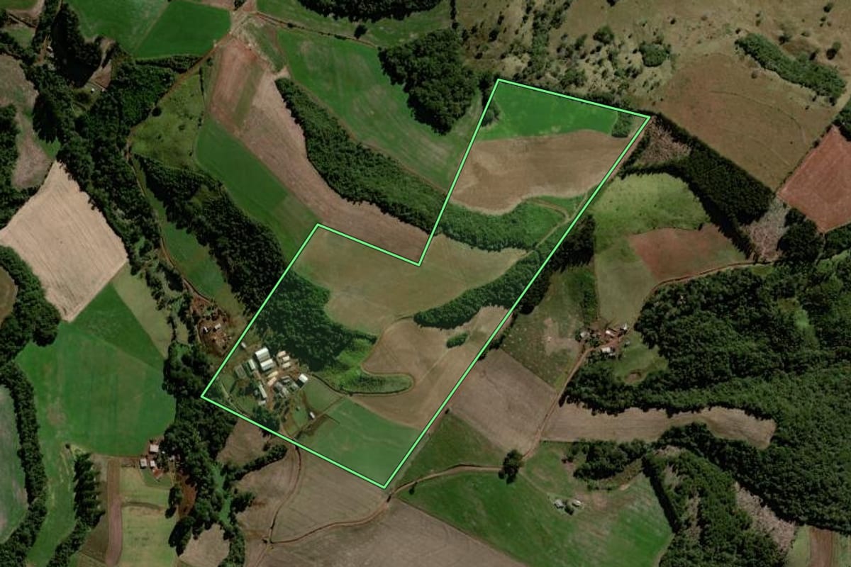 Imagem de satélite do imóvel rural em Laranjeiras do Sul (PR), com o contorno declarado no CAR desenhado por cima.