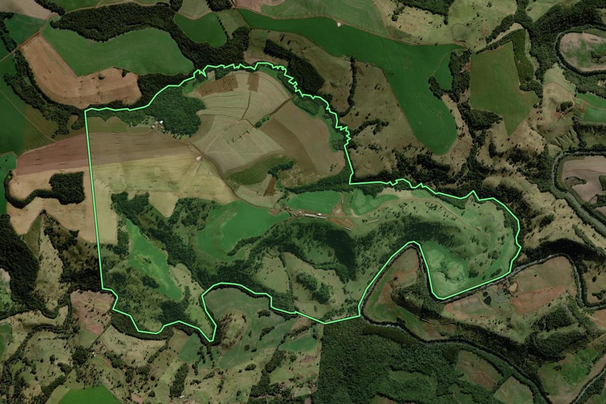 Imagem de satélite do imóvel rural em Laranjeiras do Sul (PR), com o contorno declarado no CAR desenhado por cima.