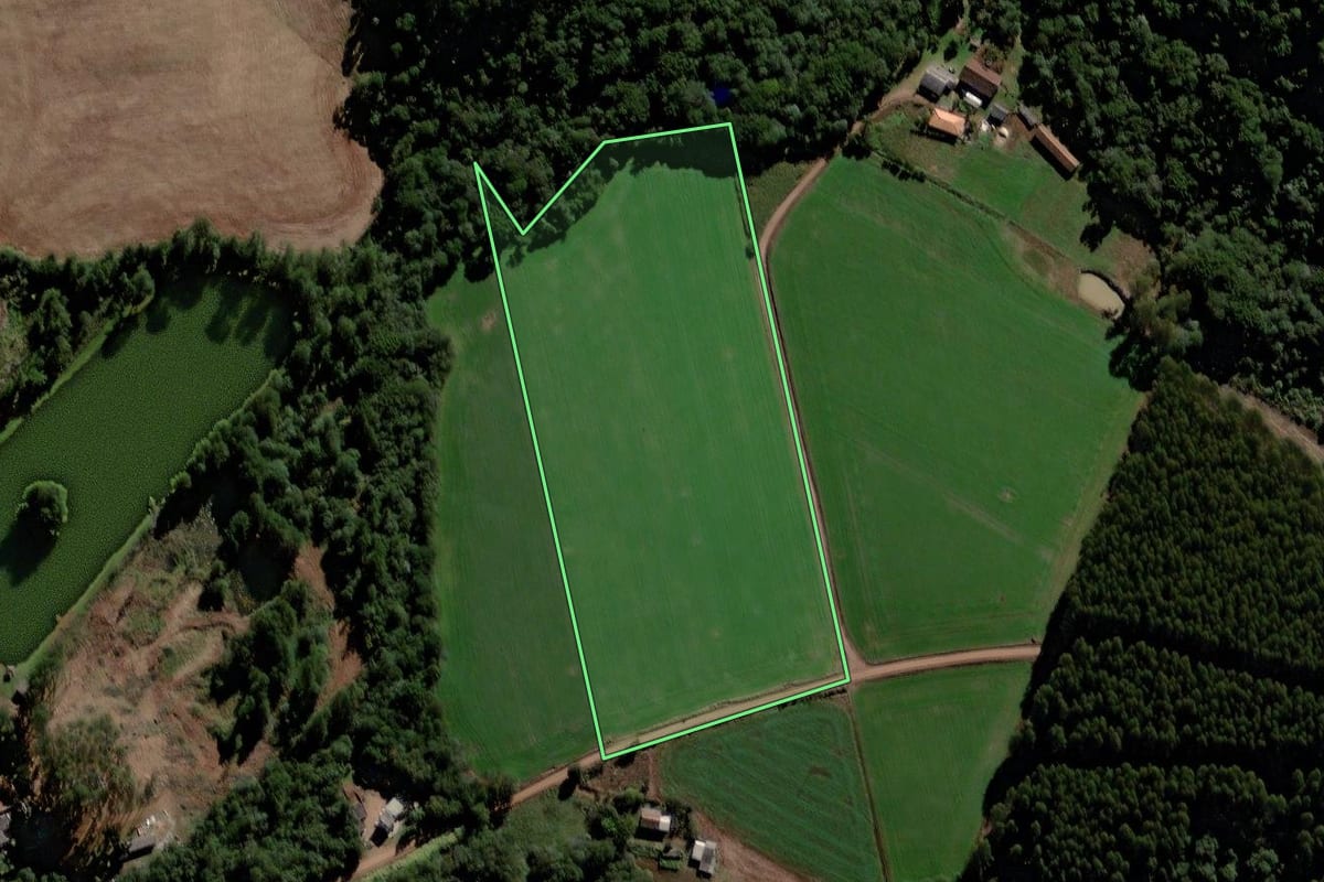 Imagem de satélite do imóvel rural em Laranjeiras do Sul (PR), com o contorno declarado no CAR desenhado por cima.
