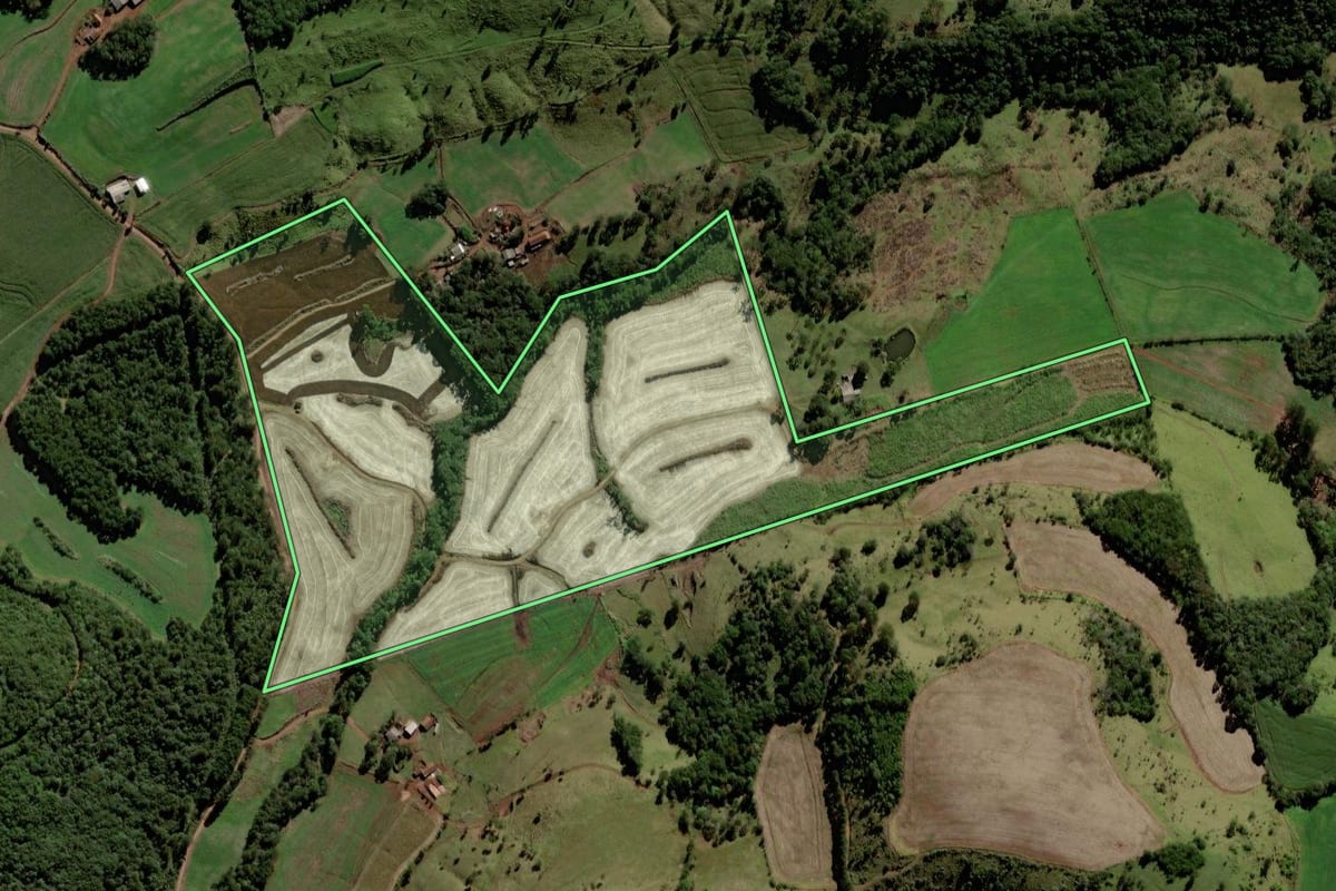 Imagem de satélite do imóvel rural em Laranjeiras do Sul (PR), com o contorno declarado no CAR desenhado por cima.