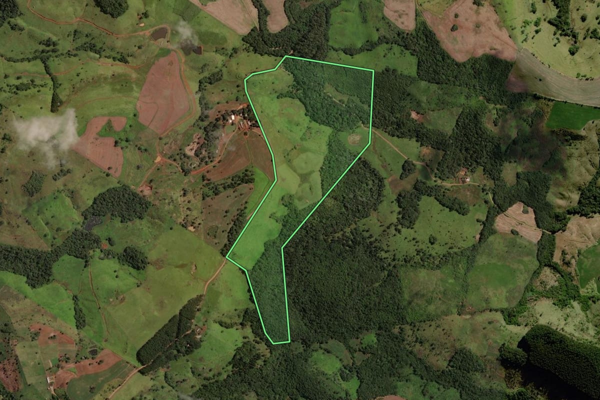 Imagem de satélite do imóvel rural em Laranjeiras do Sul (PR), com o contorno declarado no CAR desenhado por cima.