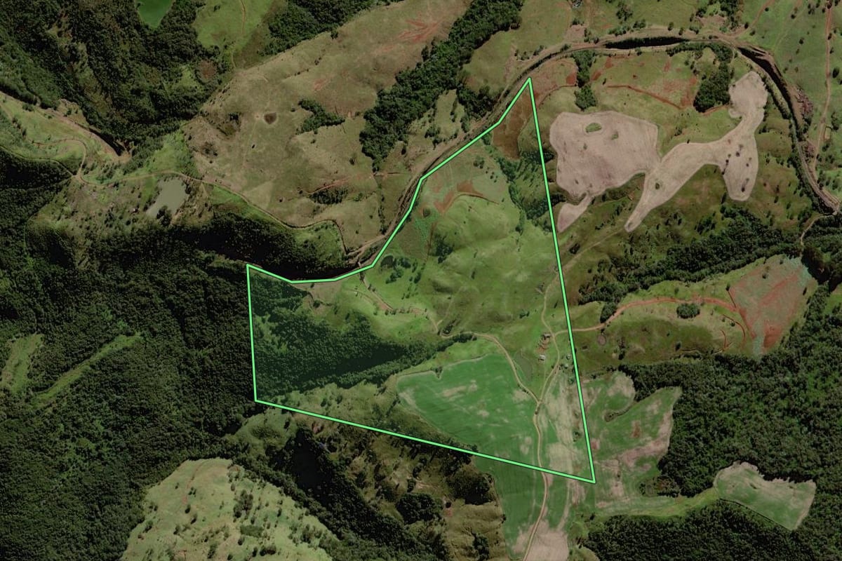 Imagem de satélite do imóvel rural em Laranjeiras do Sul (PR), com o contorno declarado no CAR desenhado por cima.