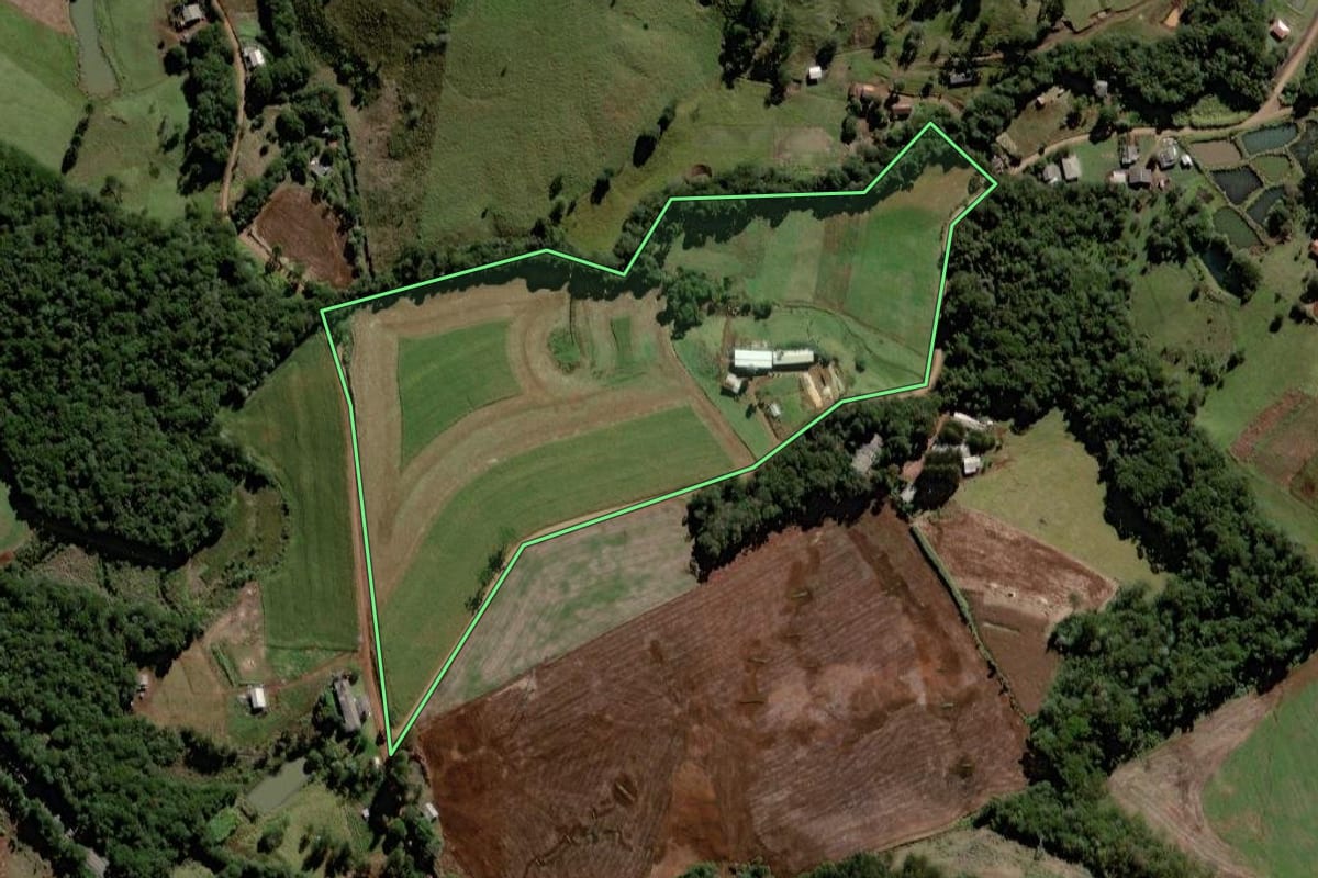 Imagem de satélite do imóvel rural em Laranjeiras do Sul (PR), com o contorno declarado no CAR desenhado por cima.