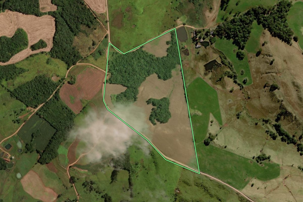 Imagem de satélite do imóvel rural em Laranjeiras do Sul (PR), com o contorno declarado no CAR desenhado por cima.