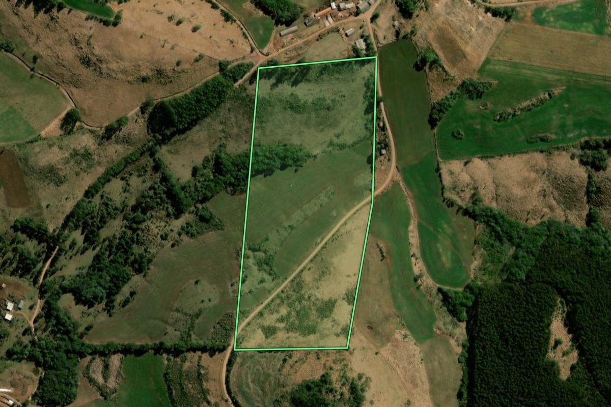 Imagem de satélite do imóvel rural em Laranjeiras do Sul (PR), com o contorno declarado no CAR desenhado por cima.