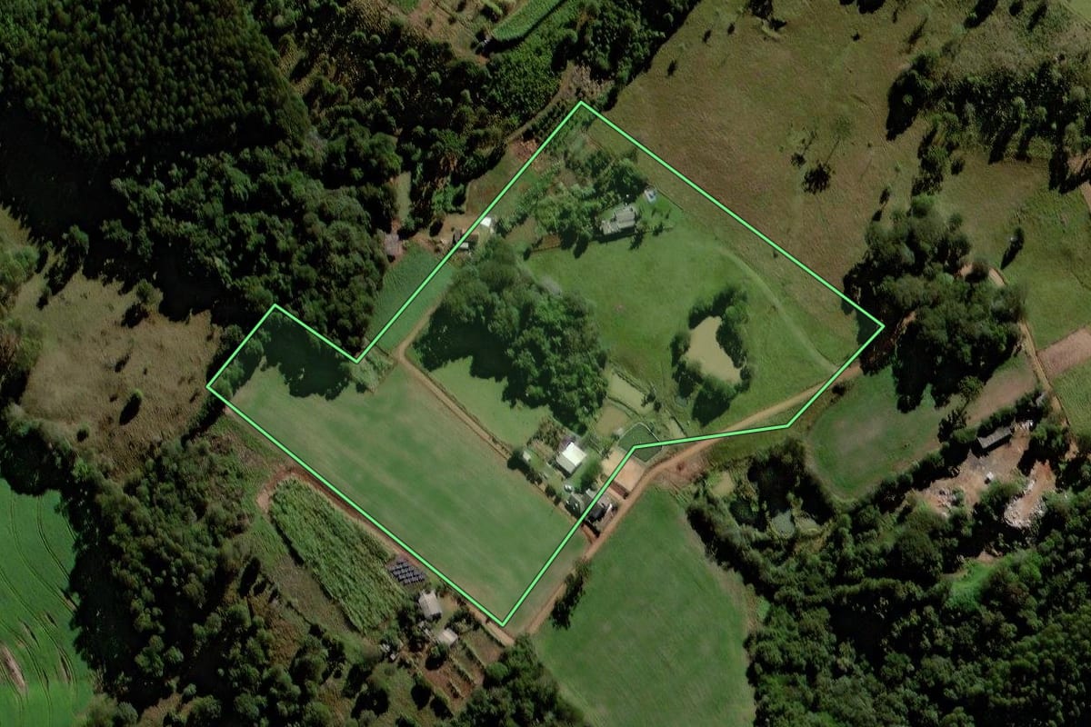 Imagem de satélite do imóvel rural em Laranjeiras do Sul (PR), com o contorno declarado no CAR desenhado por cima.