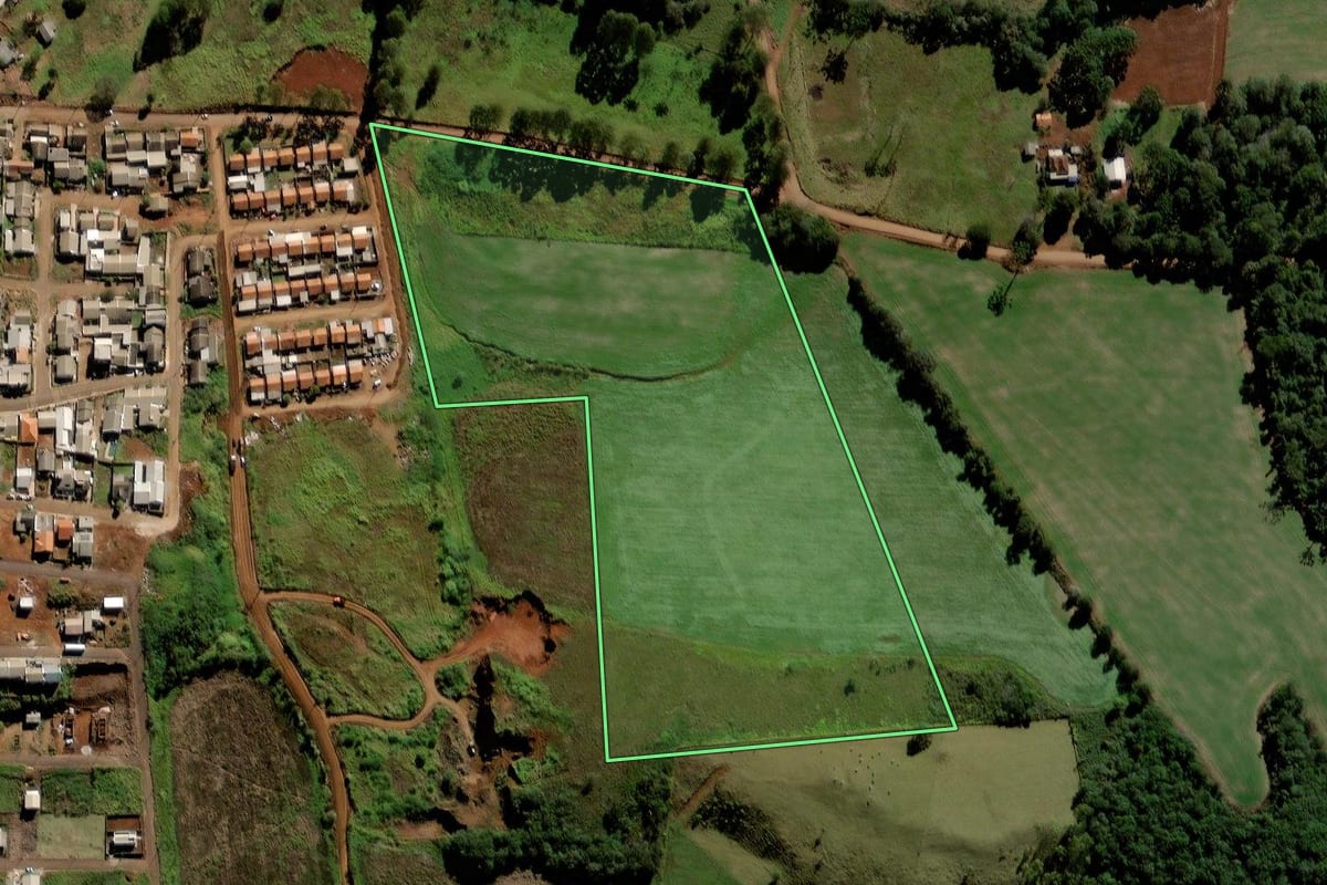 Imagem de satélite do imóvel rural em Laranjeiras do Sul (PR), com o contorno declarado no CAR desenhado por cima.