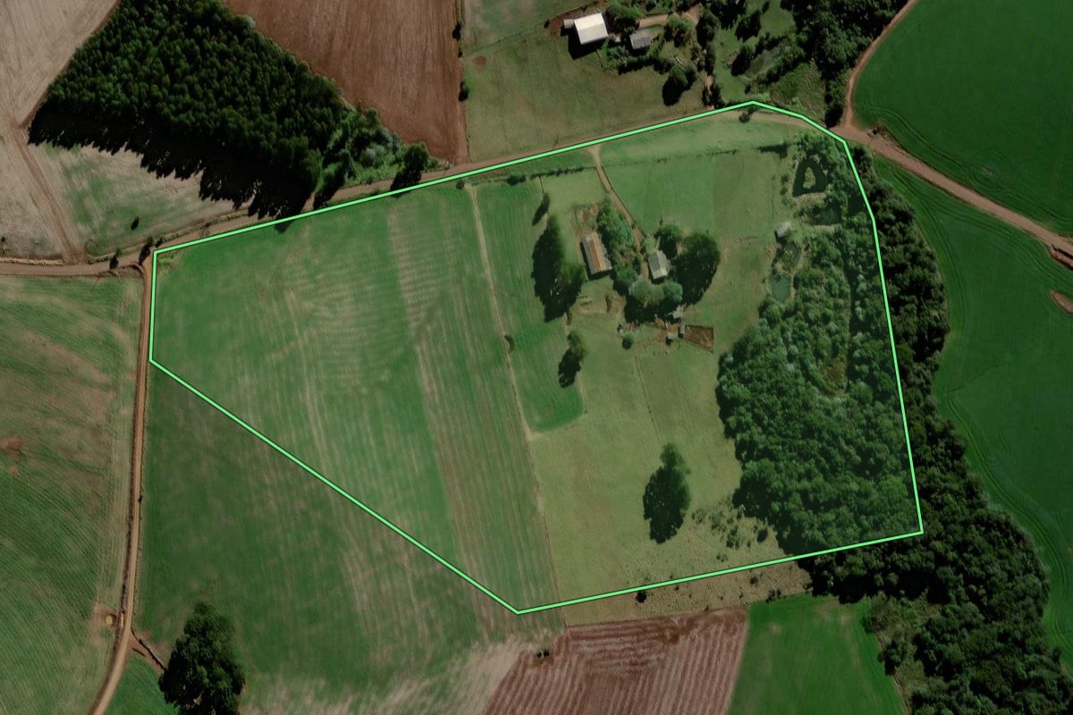Imagem de satélite do imóvel rural em Laranjeiras do Sul (PR), com o contorno declarado no CAR desenhado por cima.
