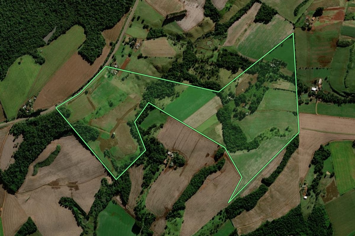 Imagem de satélite do imóvel rural em Laranjeiras do Sul (PR), com o contorno declarado no CAR desenhado por cima.