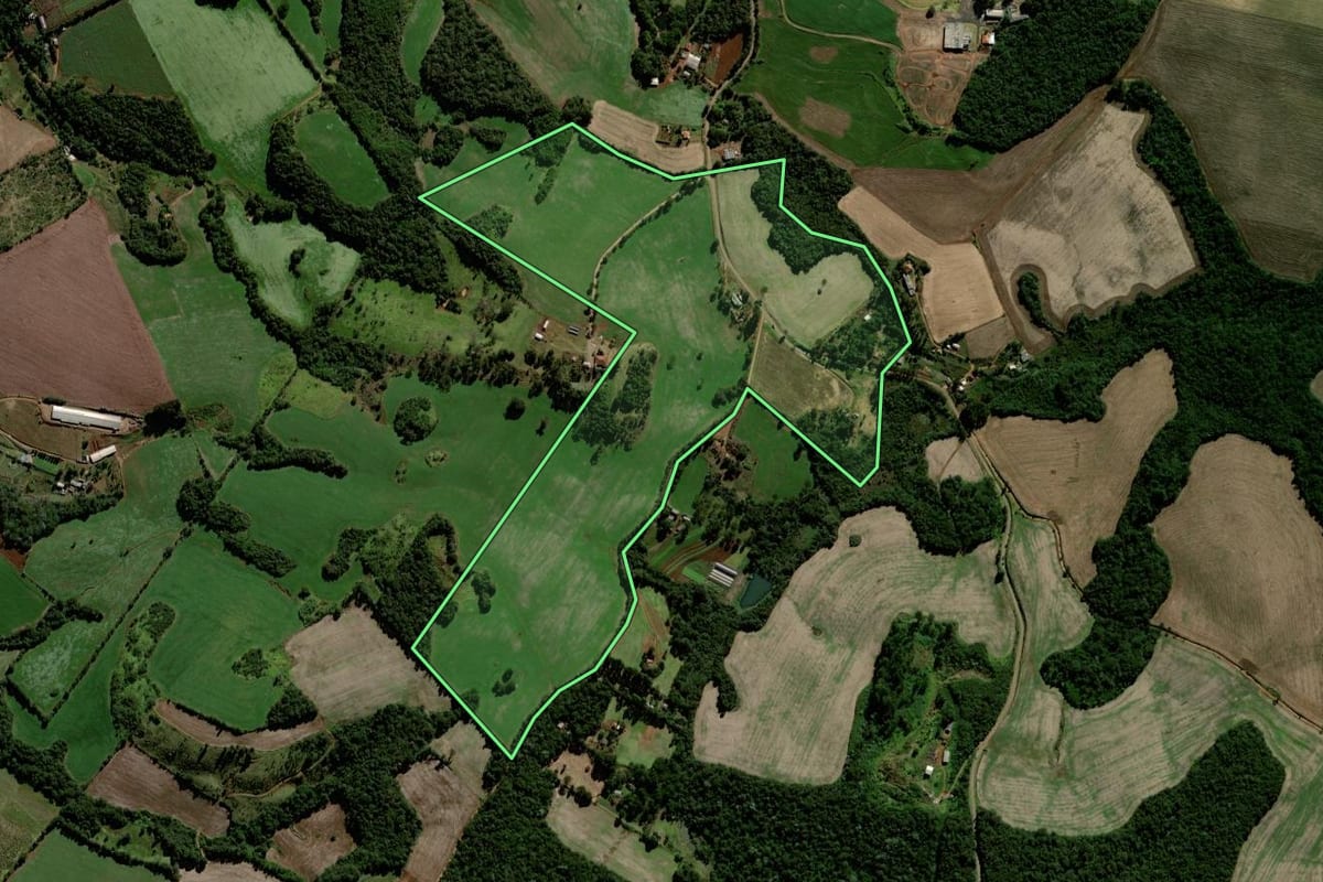 Imagem de satélite do imóvel rural em Laranjeiras do Sul (PR), com o contorno declarado no CAR desenhado por cima.