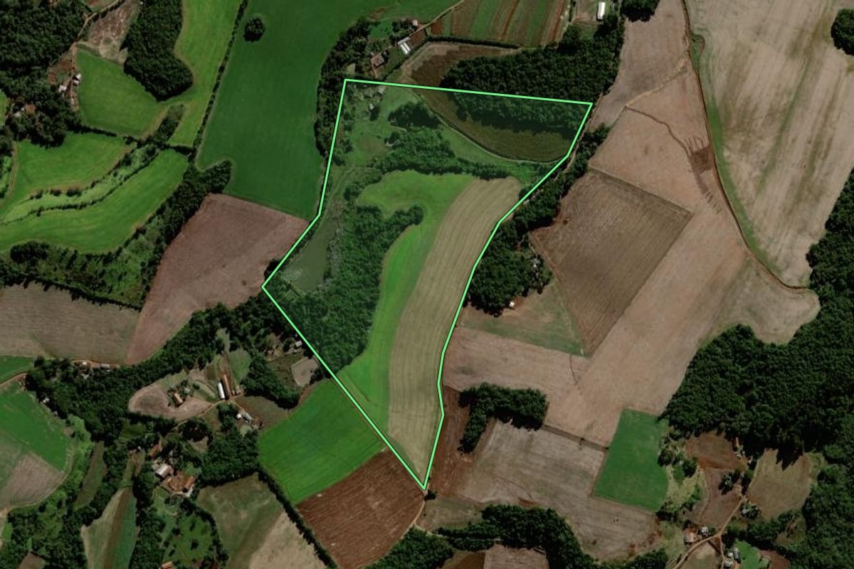 Imagem de satélite do imóvel rural em Laranjeiras do Sul (PR), com o contorno declarado no CAR desenhado por cima.