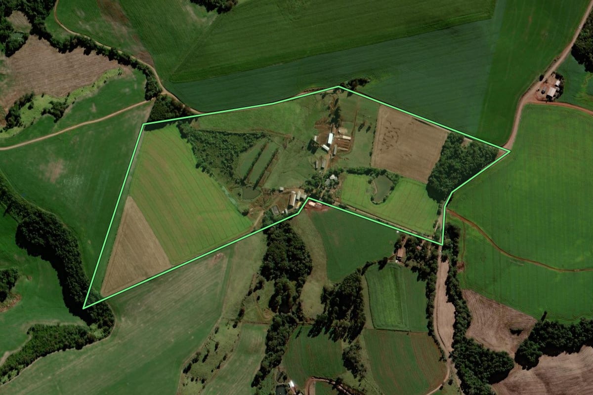 Imagem de satélite do imóvel rural em Laranjeiras do Sul (PR), com o contorno declarado no CAR desenhado por cima.