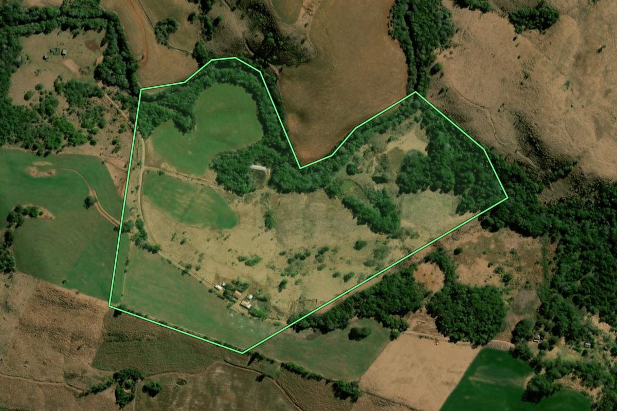 Imagem de satélite do imóvel rural em Laranjeiras do Sul (PR), com o contorno declarado no CAR desenhado por cima.