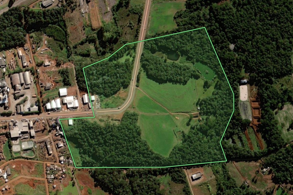 Imagem de satélite do imóvel rural em Laranjeiras do Sul (PR), com o contorno declarado no CAR desenhado por cima.