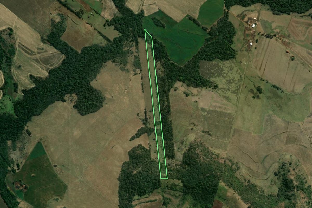 Imagem de satélite do imóvel rural em Leópolis (PR), com o contorno declarado no CAR desenhado por cima.