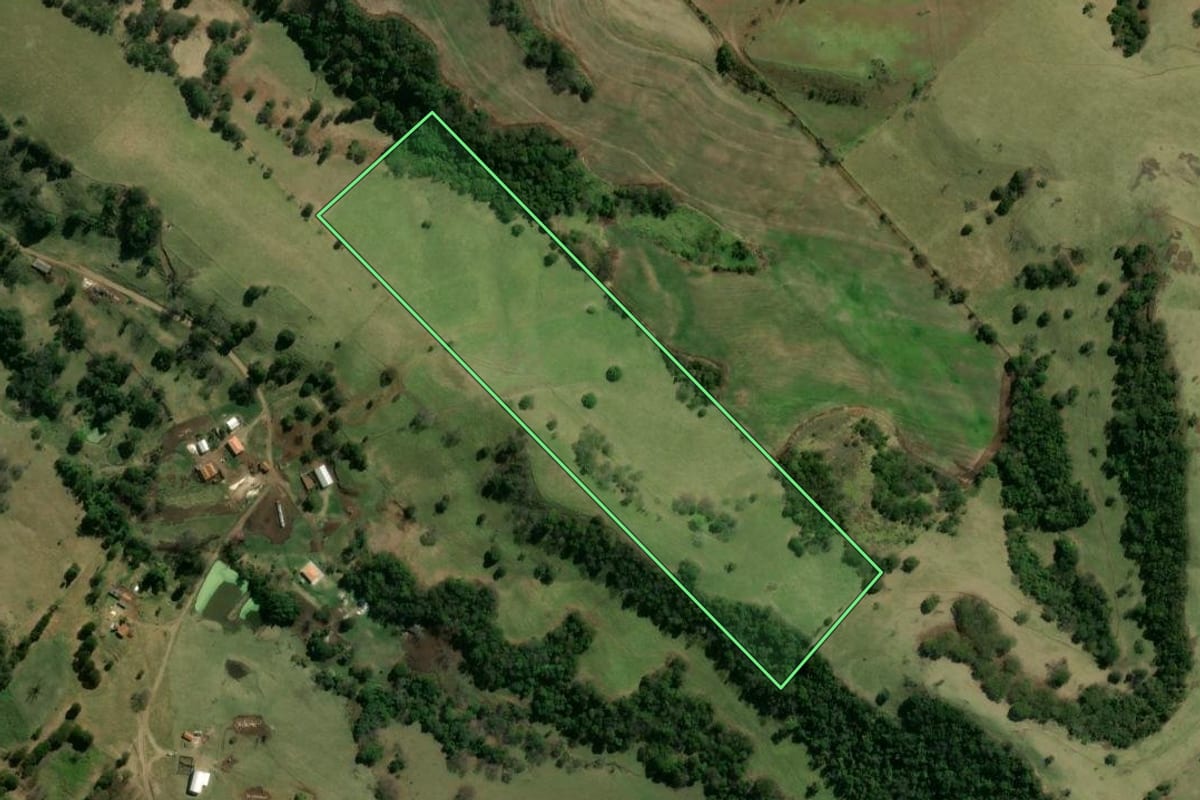 Imagem de satélite do imóvel rural em Leópolis (PR), com o contorno declarado no CAR desenhado por cima.