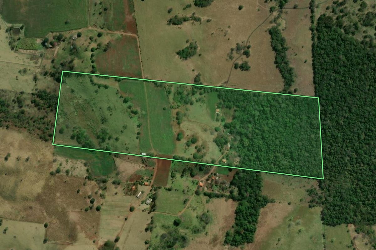Imagem de satélite do imóvel rural em Leópolis (PR), com o contorno declarado no CAR desenhado por cima.