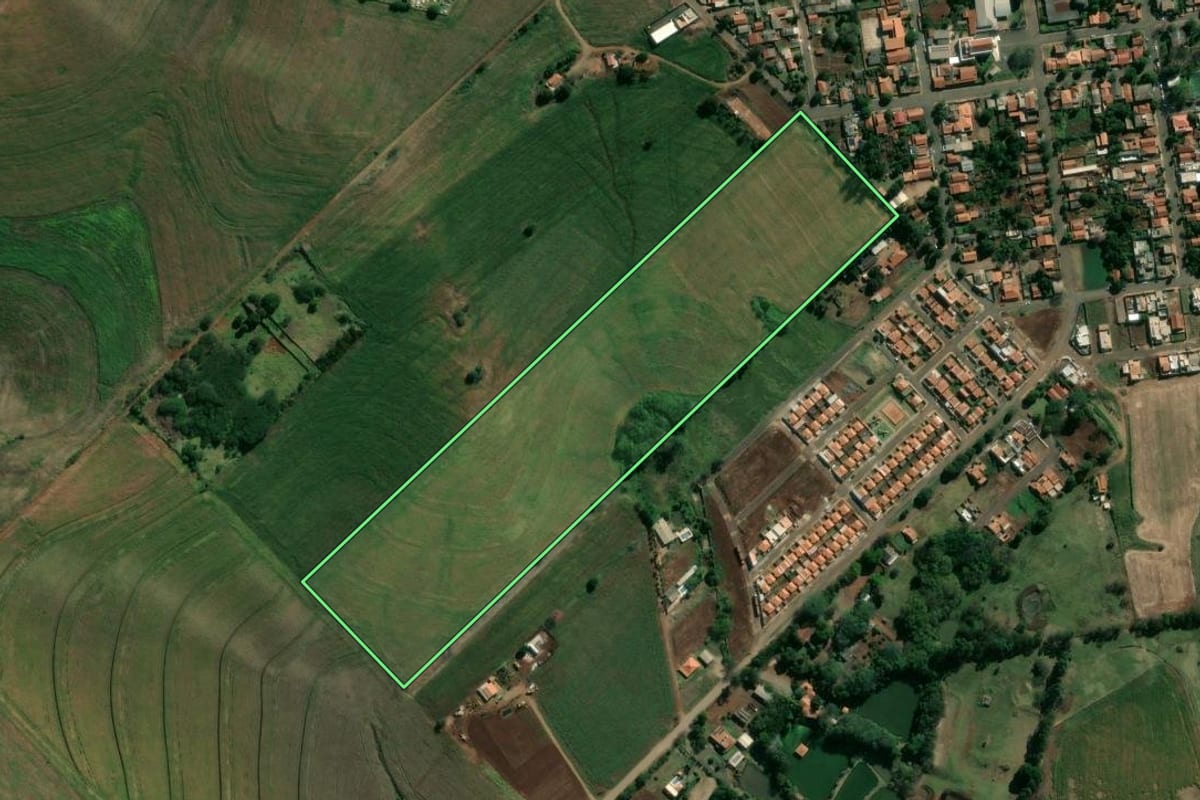 Imagem de satélite do imóvel rural em Leópolis (PR), com o contorno declarado no CAR desenhado por cima.