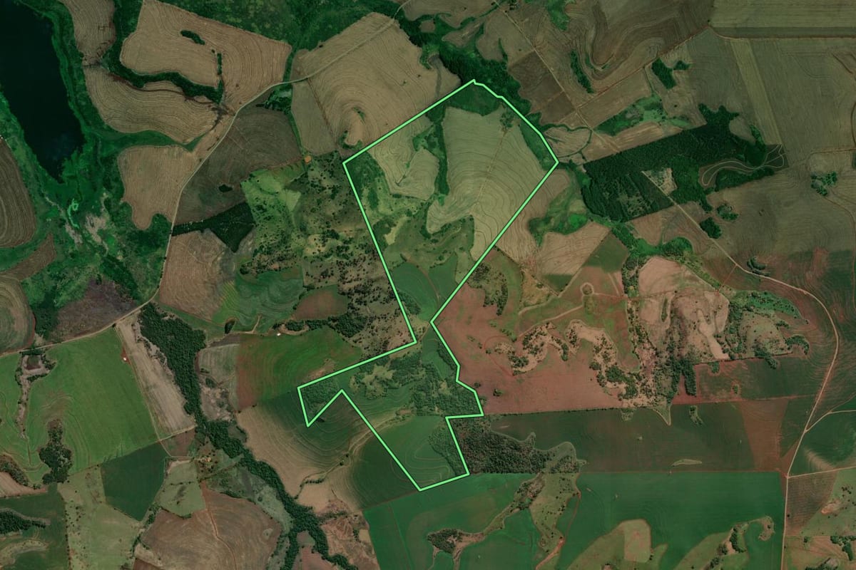 Imagem de satélite do imóvel rural em Leópolis (PR), com o contorno declarado no CAR desenhado por cima.