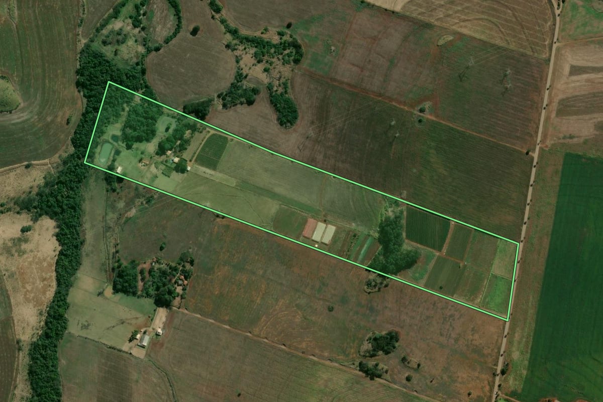 Imagem de satélite do imóvel rural em Leópolis (PR), com o contorno declarado no CAR desenhado por cima.