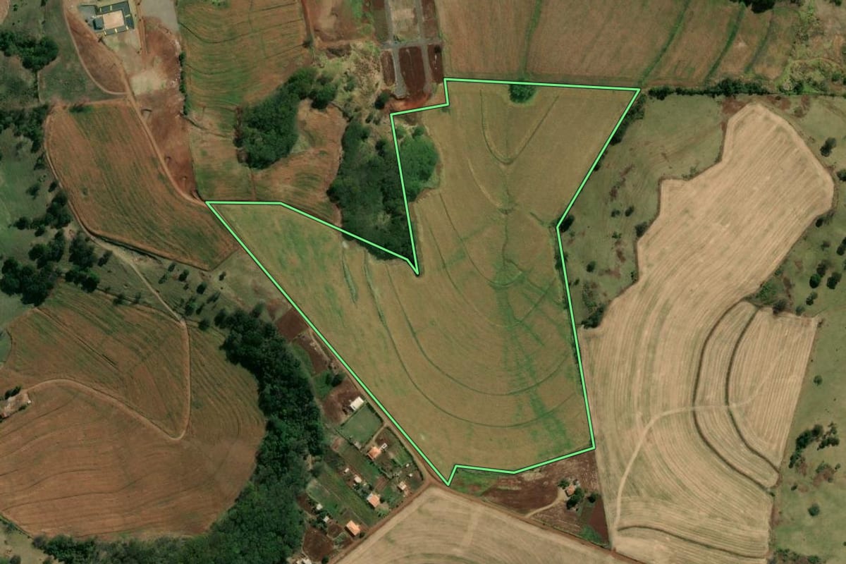 Imagem de satélite do imóvel rural em Leópolis (PR), com o contorno declarado no CAR desenhado por cima.