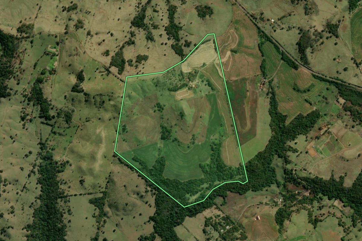 Imagem de satélite do imóvel rural em Leópolis (PR), com o contorno declarado no CAR desenhado por cima.