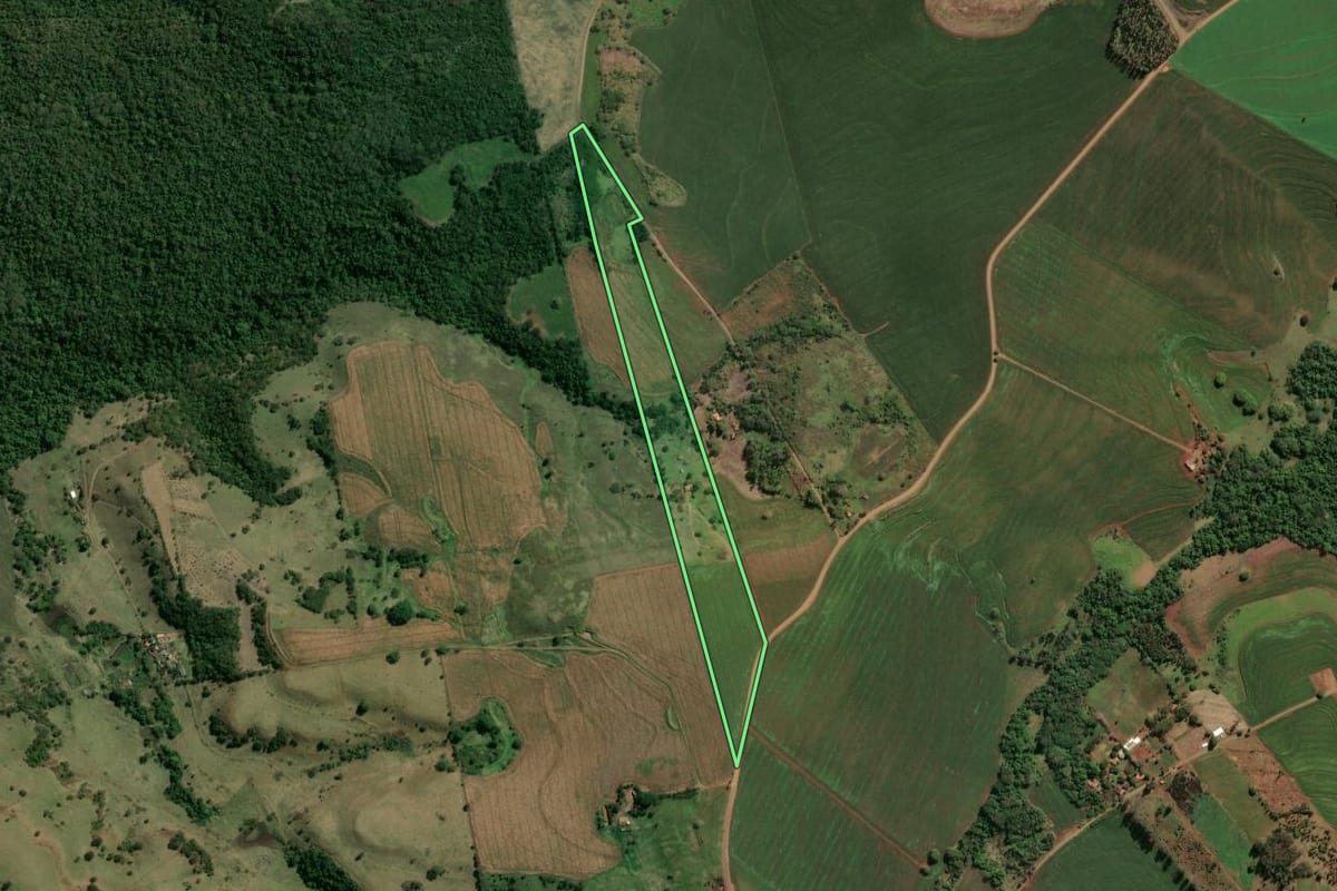 Imagem de satélite do imóvel rural em Leópolis (PR), com o contorno declarado no CAR desenhado por cima.