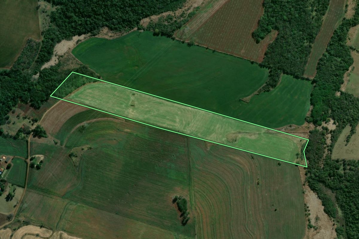 Imagem de satélite do imóvel rural em Leópolis (PR), com o contorno declarado no CAR desenhado por cima.