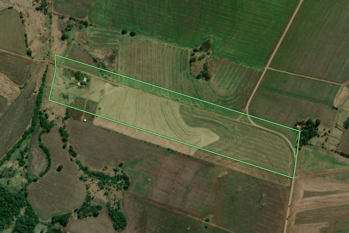 Imagem de satélite do imóvel rural em Leópolis (PR), com o contorno declarado no CAR desenhado por cima.