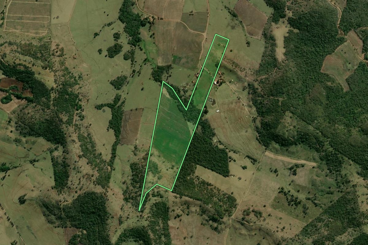 Imagem de satélite do imóvel rural em Leópolis (PR), com o contorno declarado no CAR desenhado por cima.