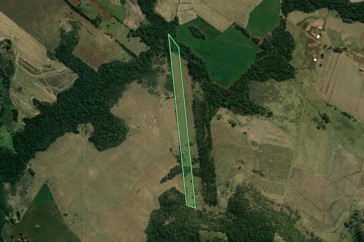Imagem de satélite do imóvel rural em Leópolis (PR), com o contorno declarado no CAR desenhado por cima.