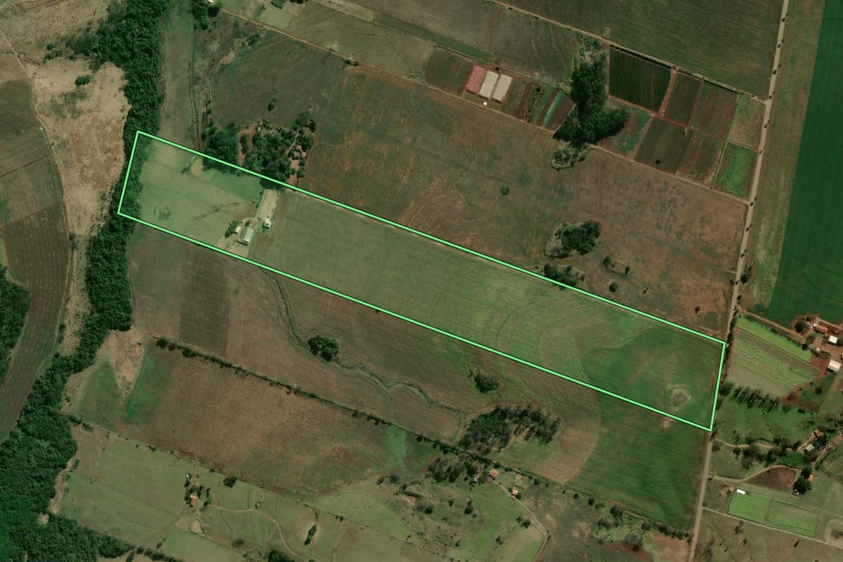 Imagem de satélite do imóvel rural em Leópolis (PR), com o contorno declarado no CAR desenhado por cima.