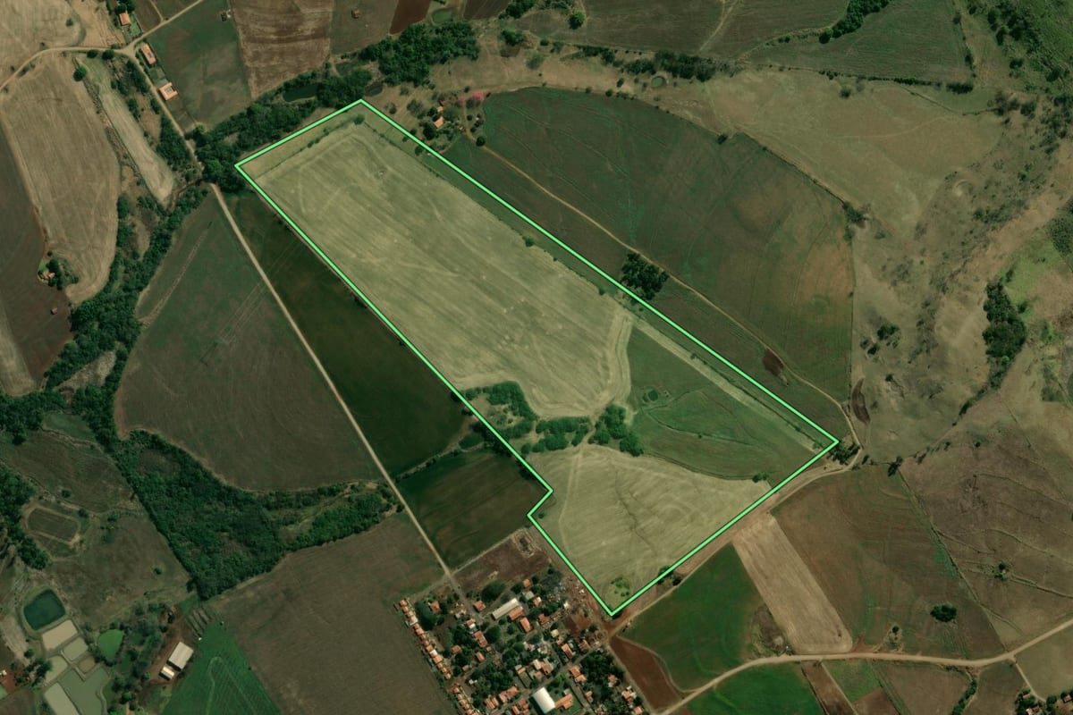 Imagem de satélite do imóvel rural em Leópolis (PR), com o contorno declarado no CAR desenhado por cima.