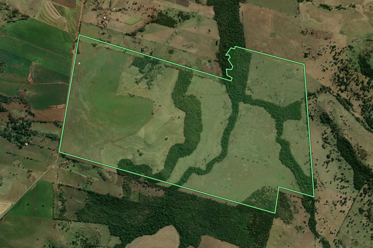 Imagem de satélite do imóvel rural em Leópolis (PR), com o contorno declarado no CAR desenhado por cima.