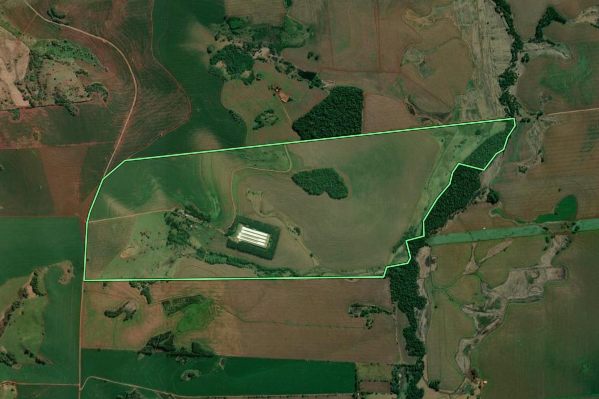 Imagem de satélite do imóvel rural em Leópolis (PR), com o contorno declarado no CAR desenhado por cima.