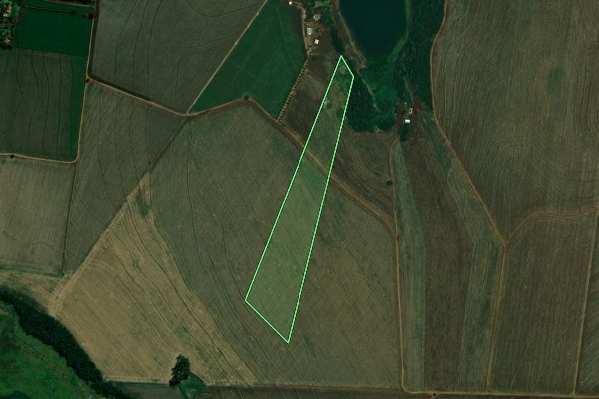 Imagem de satélite do imóvel rural em Leópolis (PR), com o contorno declarado no CAR desenhado por cima.