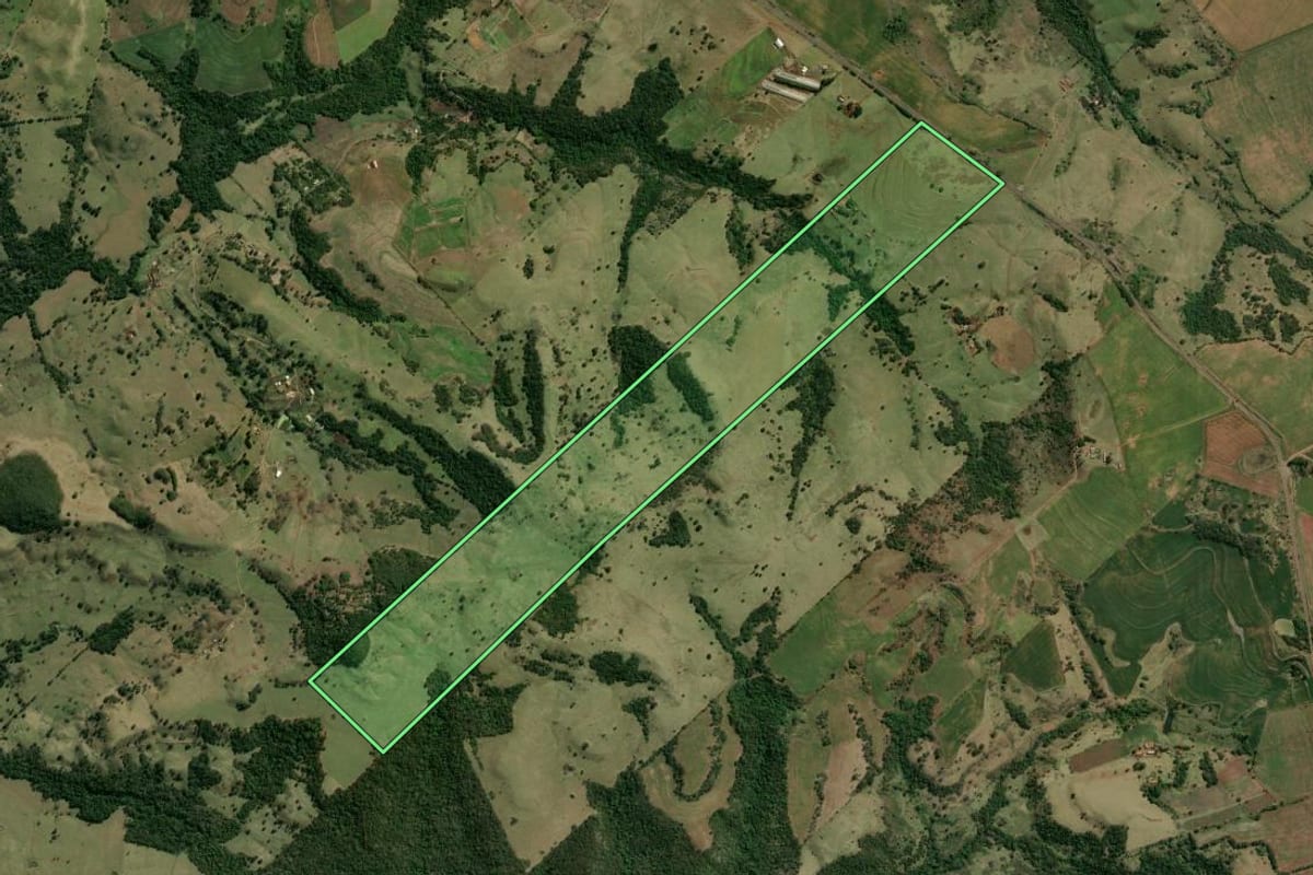 Imagem de satélite do imóvel rural em Leópolis (PR), com o contorno declarado no CAR desenhado por cima.