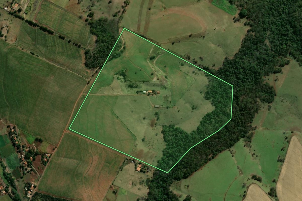 Imagem de satélite do imóvel rural em Leópolis (PR), com o contorno declarado no CAR desenhado por cima.