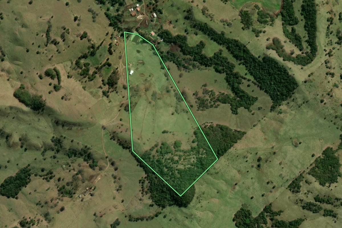 Imagem de satélite do imóvel rural em Leópolis (PR), com o contorno declarado no CAR desenhado por cima.