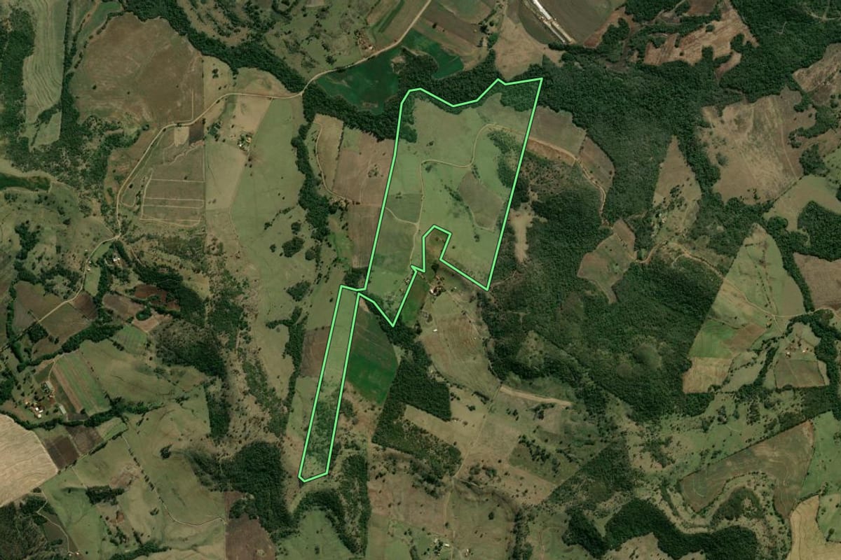 Imagem de satélite do imóvel rural em Leópolis (PR), com o contorno declarado no CAR desenhado por cima.