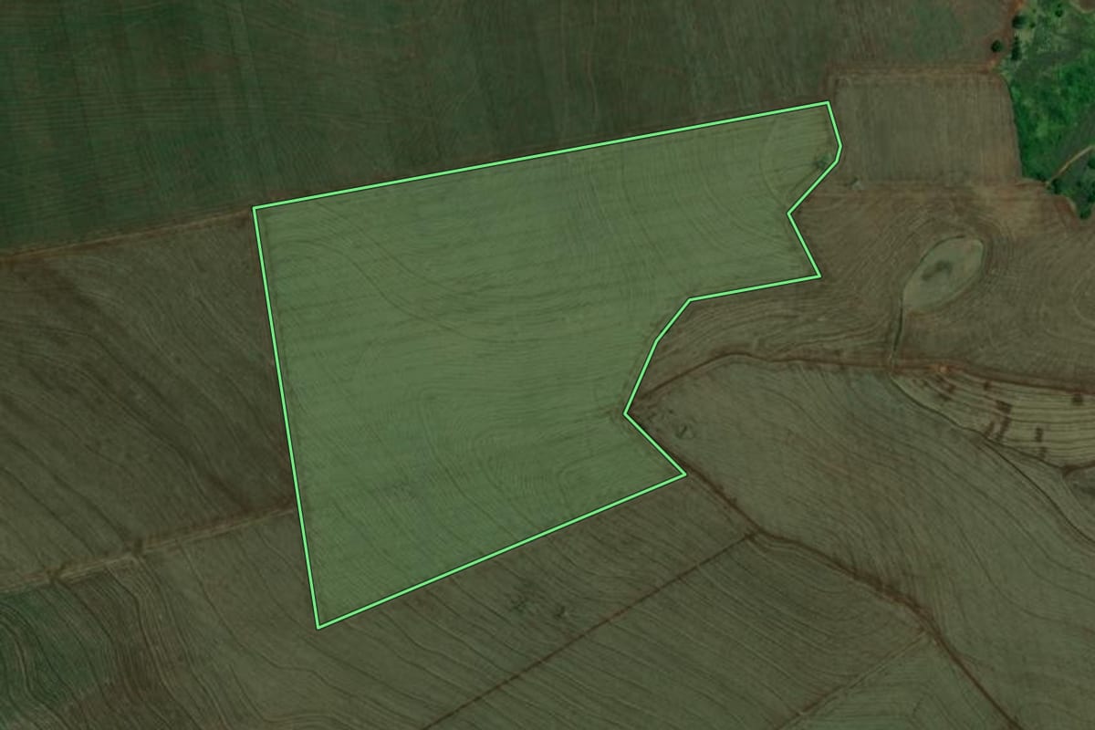 Imagem de satélite do imóvel rural em Leópolis (PR), com o contorno declarado no CAR desenhado por cima.