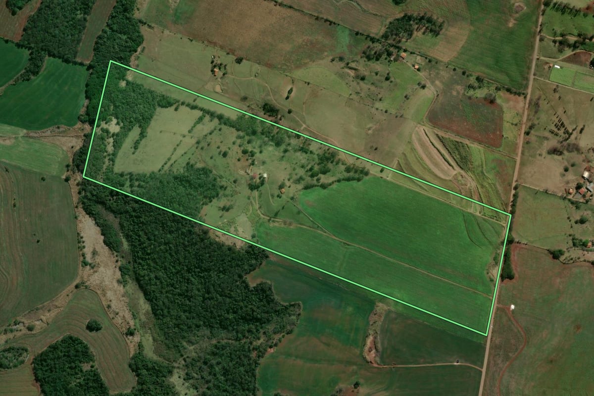 Imagem de satélite do imóvel rural em Leópolis (PR), com o contorno declarado no CAR desenhado por cima.