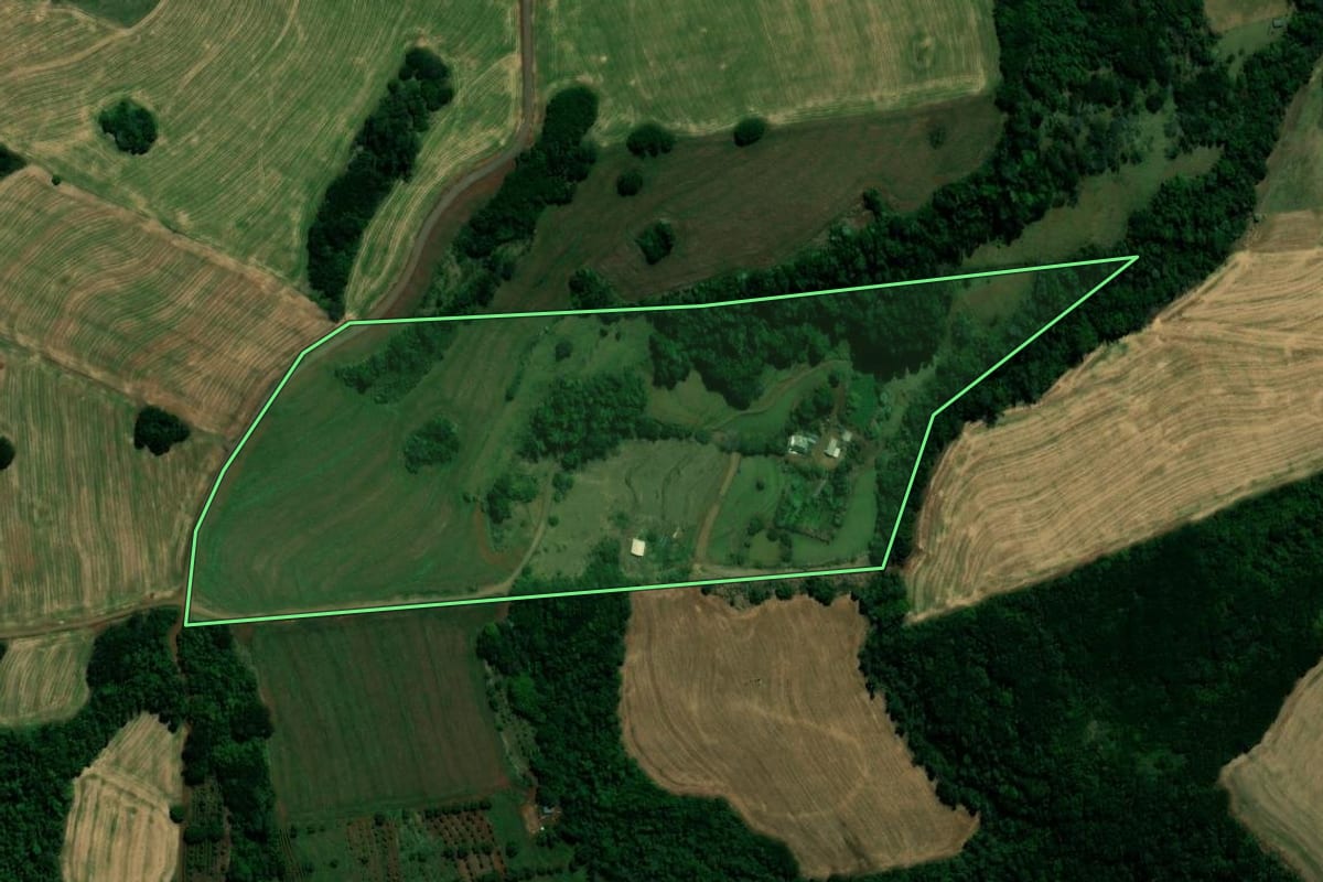 Imagem de satélite do imóvel rural em Lidianópolis (PR), com o contorno declarado no CAR desenhado por cima.