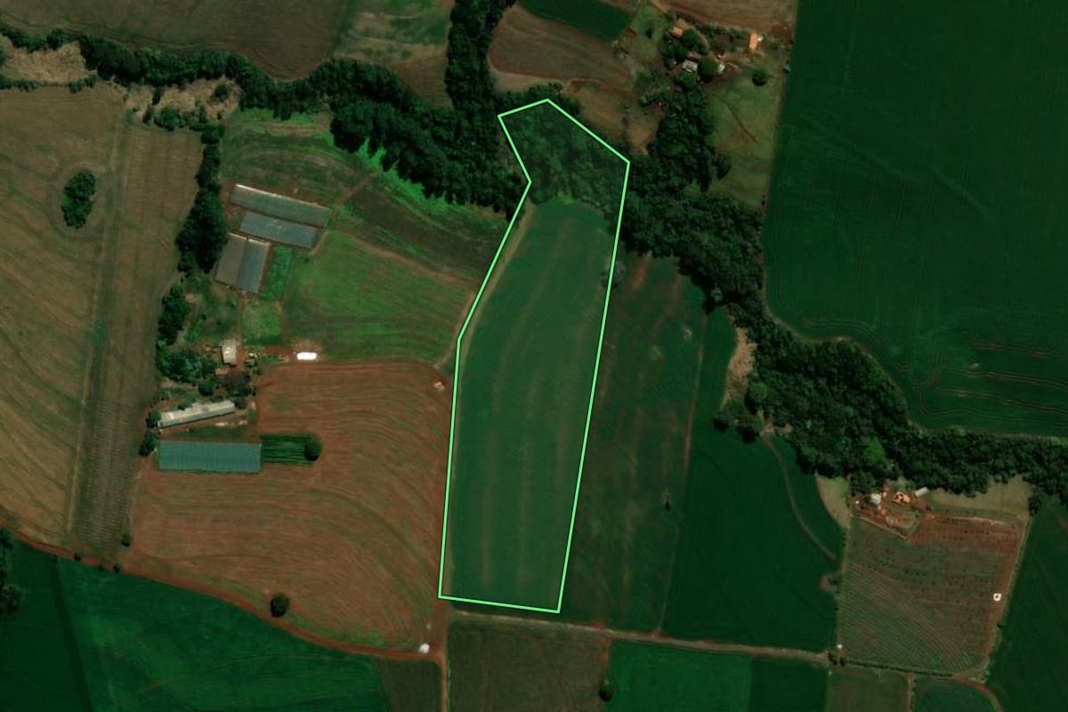 Imagem de satélite do imóvel rural em Lidianópolis (PR), com o contorno declarado no CAR desenhado por cima.