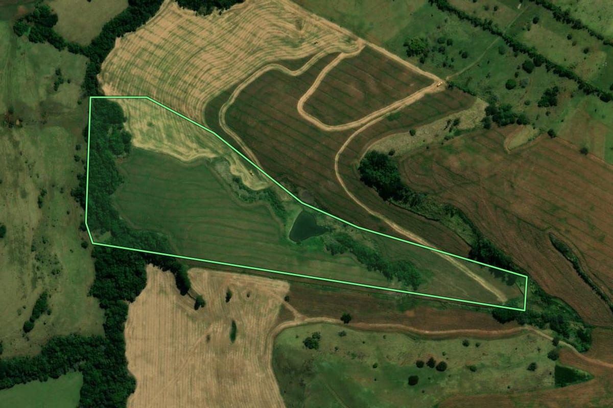 Imagem de satélite do imóvel rural em Lidianópolis (PR), com o contorno declarado no CAR desenhado por cima.