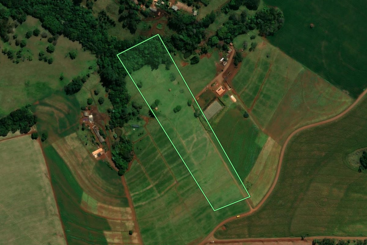 Imagem de satélite do imóvel rural em Lidianópolis (PR), com o contorno declarado no CAR desenhado por cima.