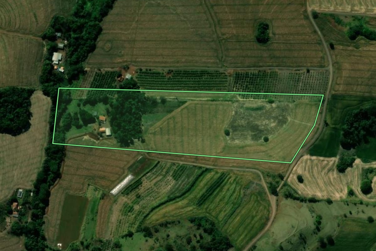 Imagem de satélite do imóvel rural em Lidianópolis (PR), com o contorno declarado no CAR desenhado por cima.