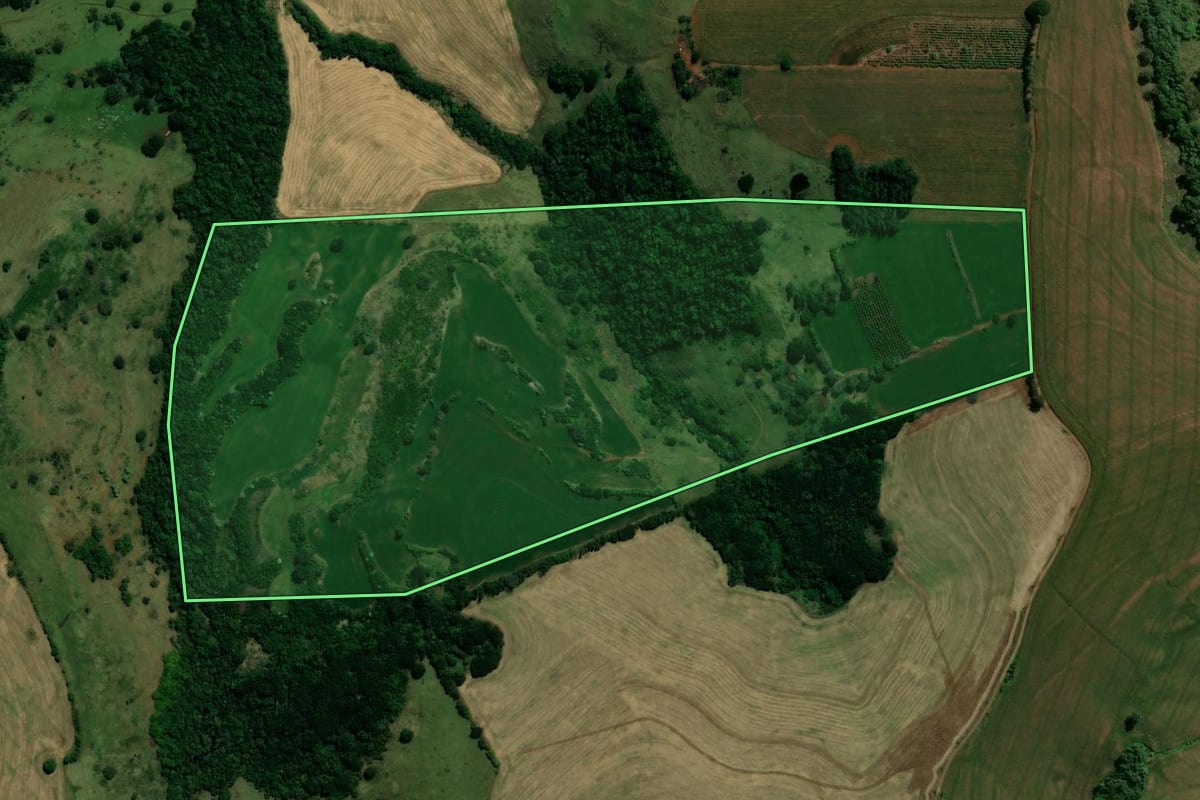 Imagem de satélite do imóvel rural em Lidianópolis (PR), com o contorno declarado no CAR desenhado por cima.