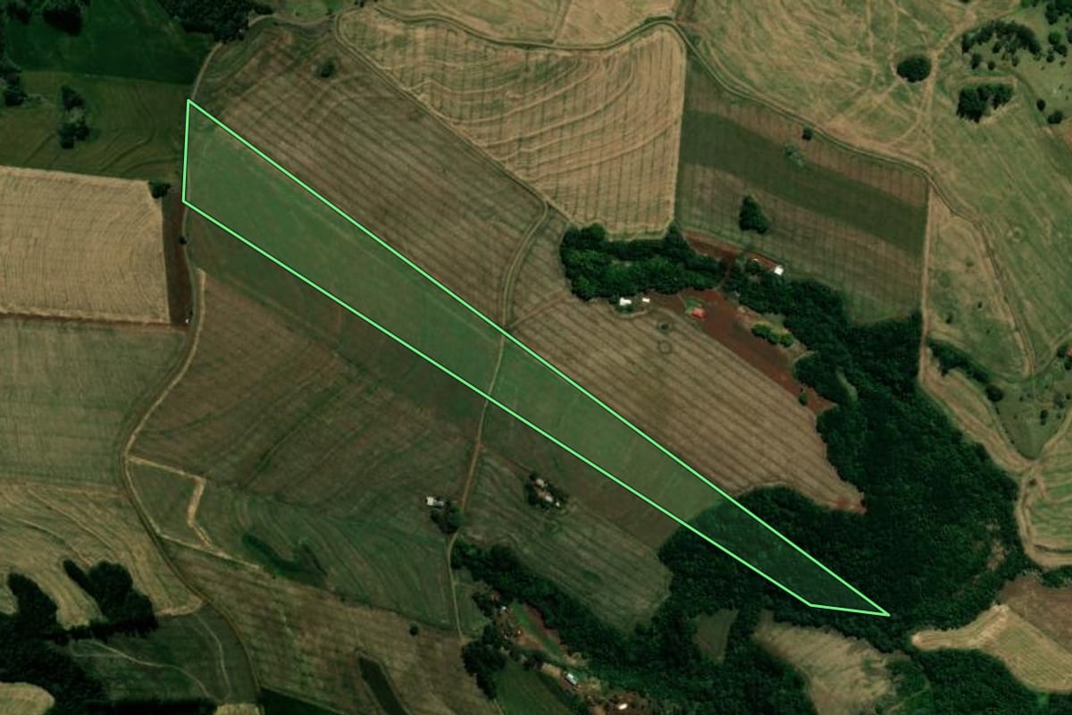 Imagem de satélite do imóvel rural em Lidianópolis (PR), com o contorno declarado no CAR desenhado por cima.